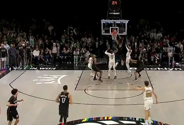 体育投注-克拉克斯顿关键时刻两次补扣，篮网落后凯尔特人9分追进加时